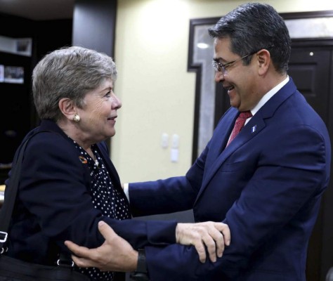 Handout photo released by Honduran presidential house shows the Honduran President Juan Orlando Hernandez (R) shaking hands with Alicia Barcena, Executive Secretary of the United Nations Economic Commission for Latin America and the Caribbean (CEPAL), during a working meeting at the Presidential house in Tegucigalpa, on July 24, 2019. (Photo by HO / Honduras' Presidency / AFP) / RESTRICTED TO EDITORIAL USE - MANDATORY CREDIT 'AFP PHOTO / HONDURA'S PRESIDENCY ' - NO MARKETING NO ADVERTISING CAMPAIGNS - DISTRIBUTED AS A SERVICE TO CLIENTS