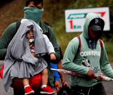 Migración de México coloca más de 500 brazaletes a migrantes de primera caravana   
