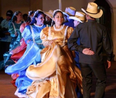 Comayagua celebra noche cultural con show de luces y ritmo