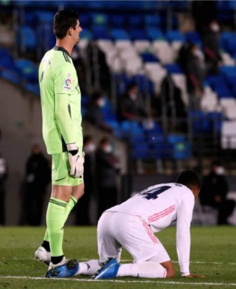 Thibaut Courtois y Casemiro, tristes tras encajar el segundo gol del Sevilla.