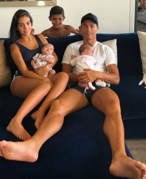 8. El futbolista portugués del Real Madrid, Cristiano Ronaldo, posando junto a su pareja Georgina Rodríguez y sus tres hijos acaparó 7,2 millones de 'me gusta'.