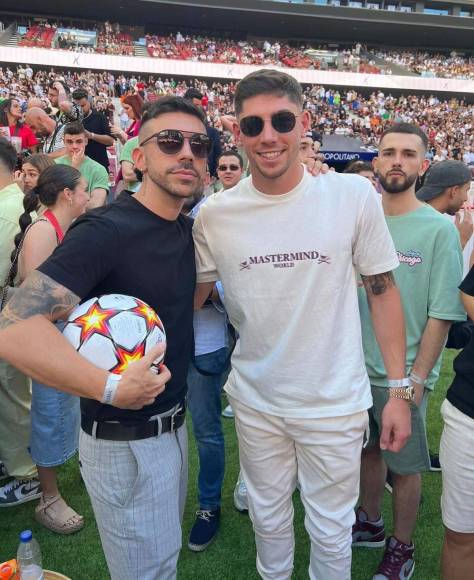 El youtuber español DjMaRiiO, hincha del Real Madrid, también posó con Fede Valverde.