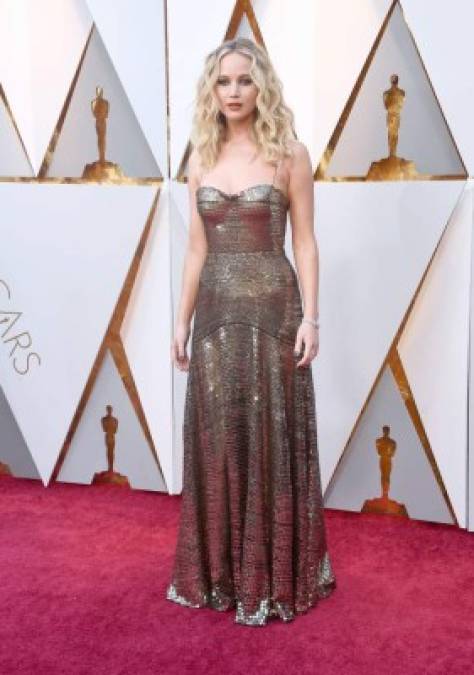 La bellísima Jennifer Lawrence optó por un diseño dorado de Dior.