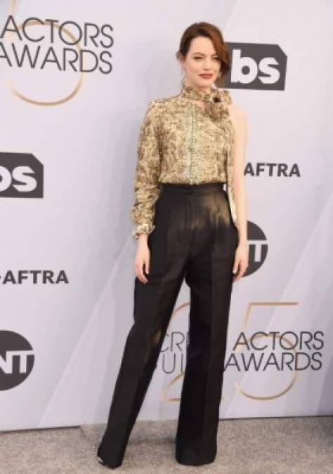 Emma Stone, nominada por su papel en Maniac, sorprendió con un pantsuit firmado por Louis Vuitton. La blusa brocada en color dorado fue el centro de atención del look de la belleza estadounidense.