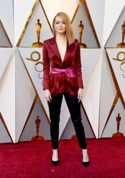 Emma Stone apostó por un pantalón negro y chaqueta de seda.