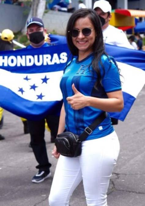 La guapa Michelle Villafuerte llegó desde Tegucigalpa para apoyar a la Selección de Honduras.