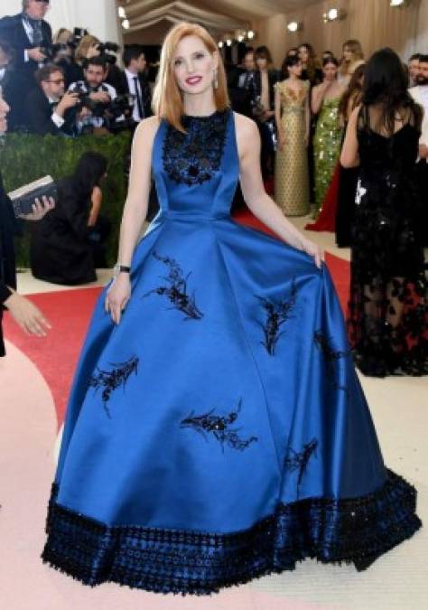 Jessica Chastain de azul eléctrico.