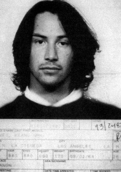 Cuando Keanu Reeves estaba comenzando una brillante carrera y, como muchos, fue seducido por la droga y el alcohol. Pocos meses después de haber encontrado a su padre, el joven fue detenido luego que chocara su auto por estar bajo la influencia del alcohol y las drogas. Al momento del arresto, Keanu se había desecho de los estupefacientes, sin embargo, él mismo confesó a la policía, asegurando que no quería convertirse en su padre.