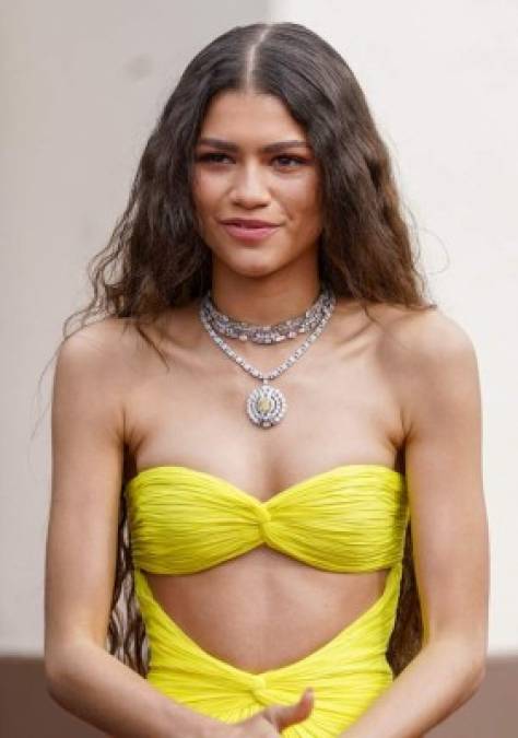 En su recorrido hasta la sala, la actriz Zendaya ha demostrado que no teme a la superstición del color amarillo en su vestuario ni en los complementos, luciendo un llamativo vestido de Valentino y un impresionante collar de diamantes de Bulgari, la firma italiana de joyas de la que es embajadora.<br/>