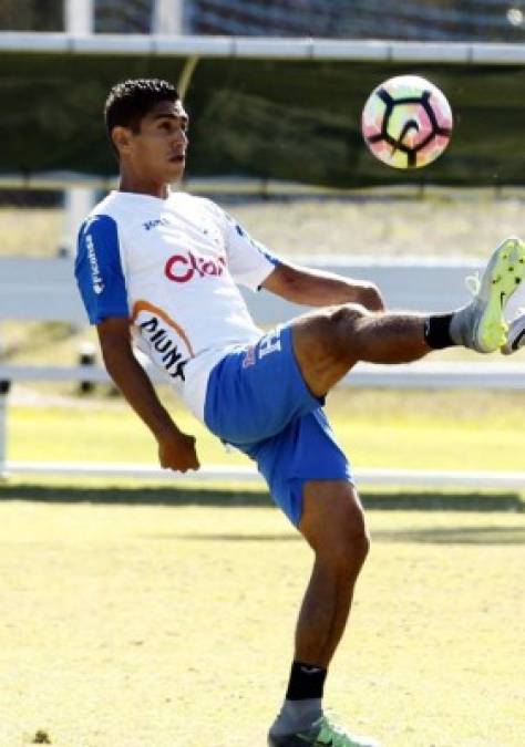 JORGE CLAROS: Será el encargado de presionar en el centro del campo y recuperar balones.