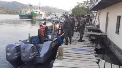 El momento cuando las autoridades de la Dirección de la Marina Mercante a través de su capitanía de Puerto en French Harbour, encontraban hoy el cadáver de Jared Urbina.