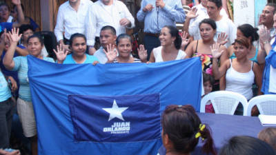 Ana de Hernández, esposa del candidato, juramentó a los nuevos nacionalistas.