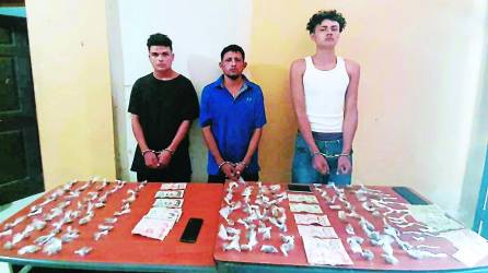Los tres presuntos miembros de la Mara Salvatrucha fueron capturados por agentes de la DPI en la aldea La Cuarenta.