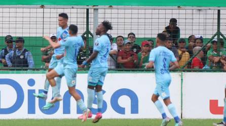 Juan Delgado celebrando su gol junto al resto de sus compañeros.