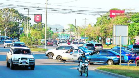 Más de 368 mil carros y motos están matriculados en San Pedro Sula. Foto: Franklin Muñoz.
