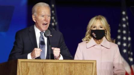 El candidato del partido demócrata, Joe Biden, acompañado de Jill Biden, durante su intervención en la noche electoral en Wilmington, Delaware.