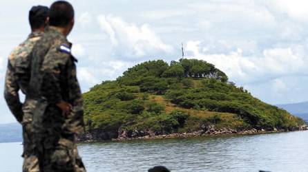 Soldados cerca de la Isla Conejo, de Honduras.