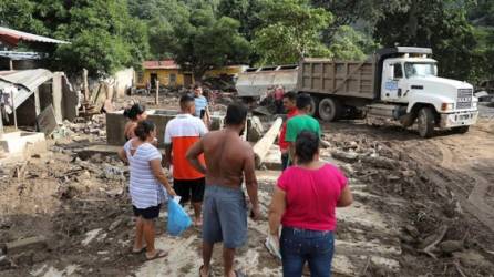 Labores de limpieza de escombros en calles y casas inundadas se realizan en el Valle de Sula, golpeado por las tormentas tropicales Iota y Eta.