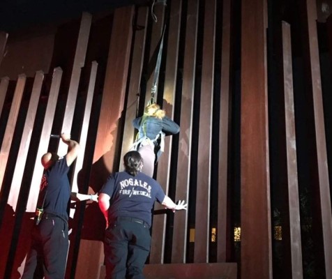 Coyote deja a mujer colgando del muro entre México y EUA