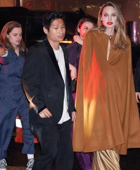 La actriz Angelina Jolie acudió al estreno en Broadway del musical “The Outsiders”, en la que fungió como productora ejecutiva, y lo hizo acompañada por sus hijos Pax y Vivienne, quienes de inmediato acaparon las miradas a su llegada al teatro. 