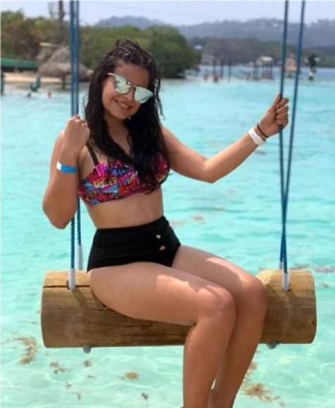 Samantha Velásquez, presentadora de noticias Canal 11, se escapó a Roatán para cerrar la Semana Santa 2019.