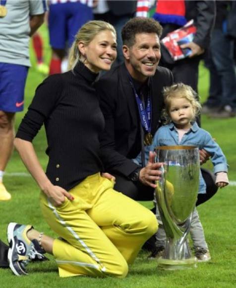 Carla Pereyra, pareja de Diego Simeone, llamó la atención en los festejos del Atlético de Madrid.