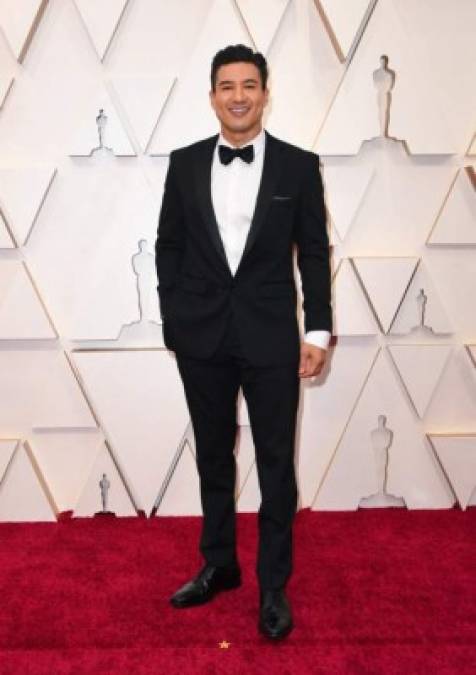 El presentador de televisión Mario Lopez lució muy elegante con un smoking negro.<br/>