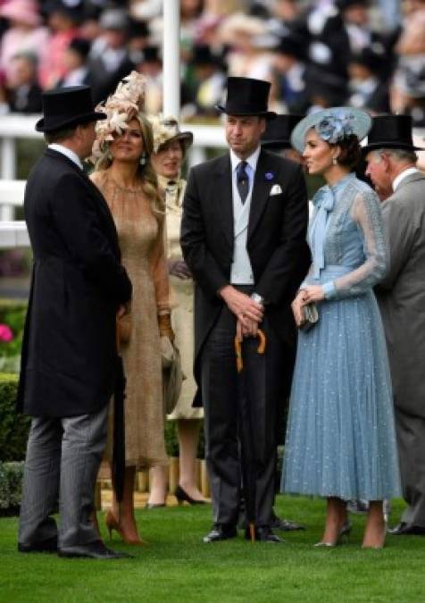También asistieron la reina Máxima y el rey Willem-Alexander de los Países Bajos, que son invitados de la familia real después de haber asistido ayer a la ceremonia de la Orden de la Jarretera en el Castillo de Windsor. <br/><br/>