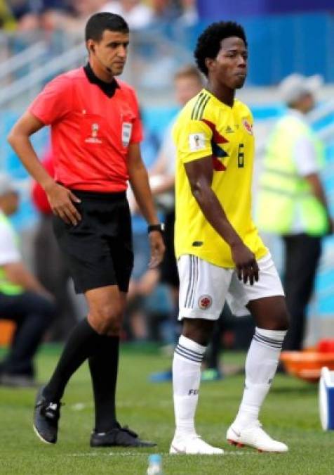 Carlos Sánchez abandonando el partido, muy triste por su expulsión. Foto EFE