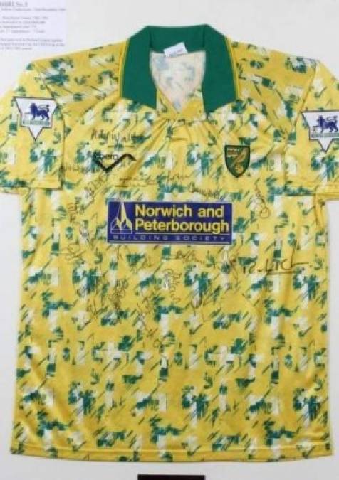 Camiseta del Norwich 1993. Siempre se ha dicho que se han de asumir los errores. Los directivos del Norwich no lo hicieron cuando en la temporada 1992 sacaron esta camiseta ya que la repitieron el año siguiente. Estampado extraño. Feo a más no poder.