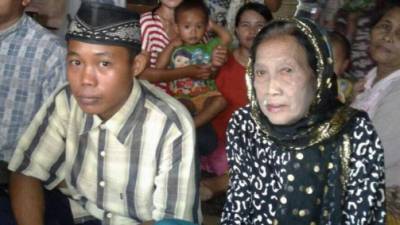 Selamet Riyadi de 15 años junto a su ahora esposa Rohaya binti Kiagus Muhammad Jakfar de 73 años de edad.