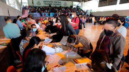 <b><span class=mln_uppercase_mln>Sistema.</span></b> Unos 18,000 profesores participaron en el concurso docente a nivel nacional.