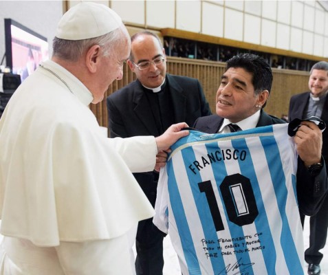 El Papa recibió a Maradona, que le regaló la 10 de 'Francisco'