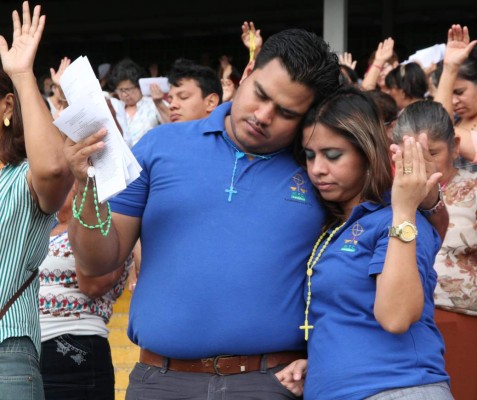 Un rosario, cantos y oraciones por la paz de San Pedro Sula