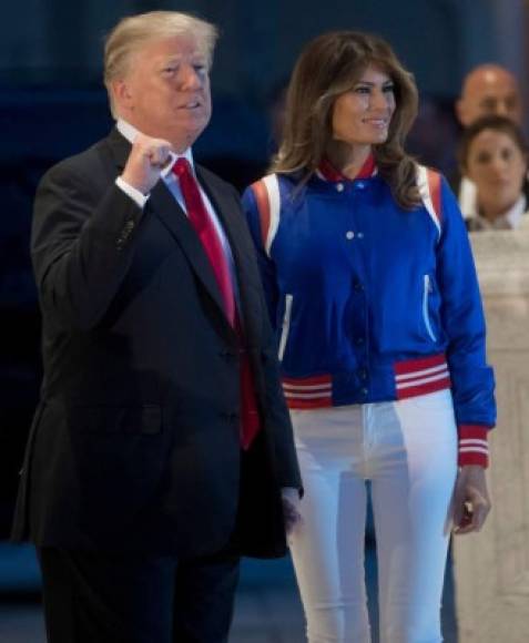 La chaqueta de la firma Amiri ronda los 1.800 dólares. Melania complementó su look con unos zapatos de tacón de pitón azul de Christian Louboutin, su marca insigne.