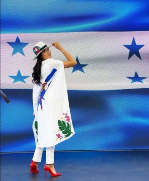 Con pantalón blanco, capa, sombrero y tacones rojos, así de bella y empoderada luce la conductora de QHubo TV en la celebración de los 200 años de Independencia de Honduras.