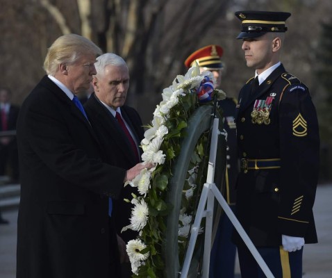 Inician actos de investidura de Trump con una ofrenda floral