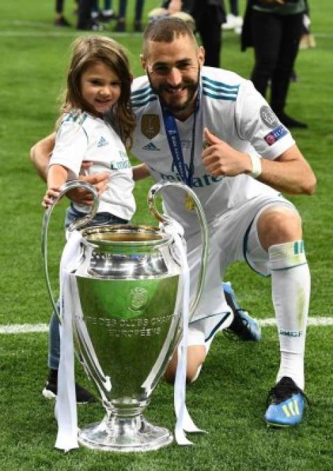 Karim Benzema posando con su hija Melia junto a la 'Orejona'. Foto AFP