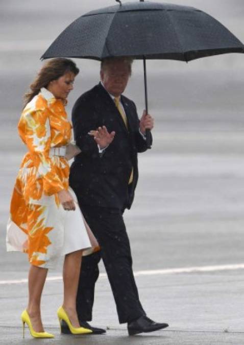 La primera dama se despidió de Japón con un llamativo abrigo estampado en tonos naranjas y blanco, que combinó con un cinturón y Louboutin amarillos. Los diseños de Melania para su visita a Tokio rondaron los 20,000 dólares.