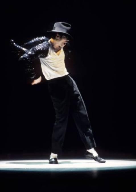 Michael Jackson es popularmente conocido por haber sido un dotado bailarín, así como por sus innovadoras coreografías, como el moonwalk (en español, paso lunar), uno de sus pasos más famosos.