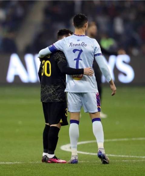 El abrazo entre Cristiano Ronaldo y Lionel Messi justo antes del inicio del partido en Riad.