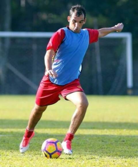 El delantero uruguayo Nicolás Cardozo, tras finalizar contrato con el Real España, podría volver a vestir la camiseta del Marathón, según Radio Internacional. El Platense también quiere al charrúa.