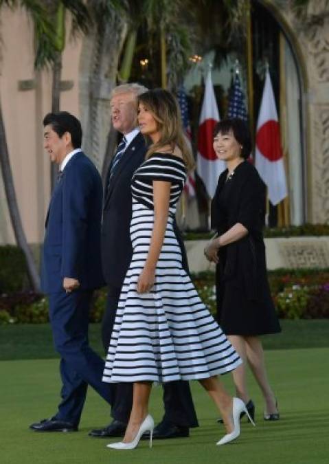 El vestido, firmado por la elegancia de Carolina Herrera, está valorado en 3,000 dólares y ha sido un éxito de venta luego de que Melania acaparara la atención mediática en Florida.