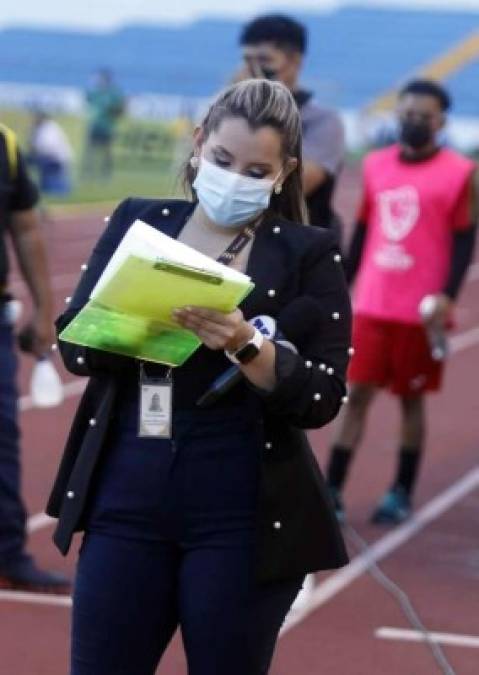 La presentadora de Televicentro, Tanya Rodríguez, haciendo sus apuntes en la cobertura del clásico sampedrano.