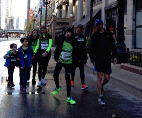 Venezolano con atrofia muscular completa maratón Chicago en 16 horas