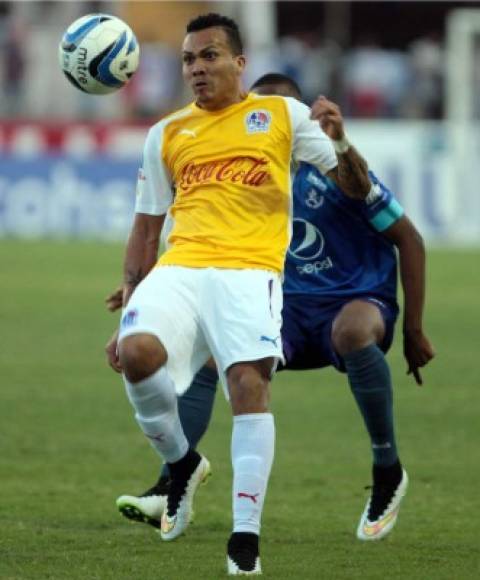 Arnold Peralta debutó con el Olimpia en un clásico frente al Motagua.