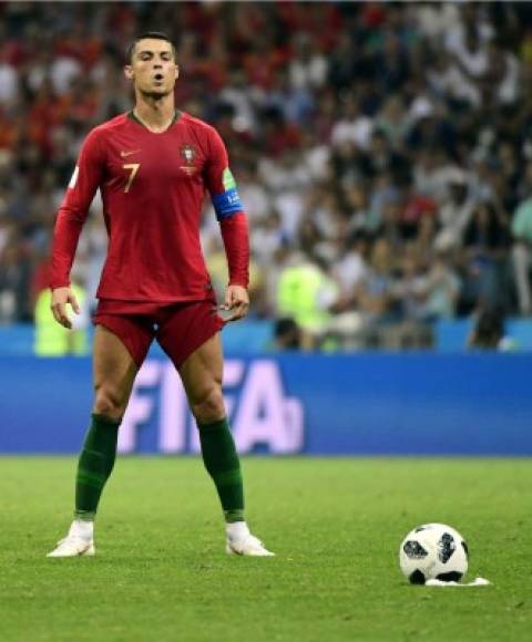 Así se preparó Cristiano Ronaldo para cobrar su tiro libre en el minuto 88. Foto AFP