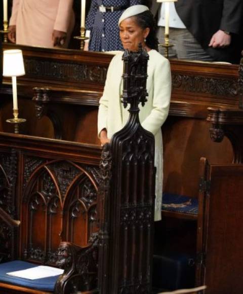 Doria se sentó sola en los asientos principales para la ceremonia y se la vio emocionarse hasta las lágrimas durante la entrada que Meghan realizó sola durante un trayecto de la Iglesia.