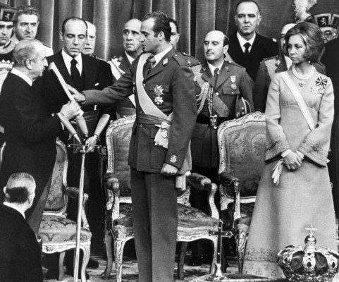 El rey Juan Carlos de España abdica a favor del príncipe Felipe