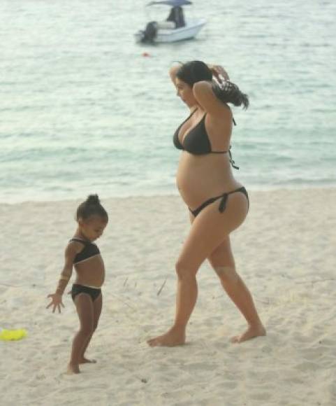 Durante sus vacaciones en St. Barths, la estrella de Keeping Up With The Kardashians fue fotografiada en la playa, jugando con su pequeña, y mostrando su baby bump.